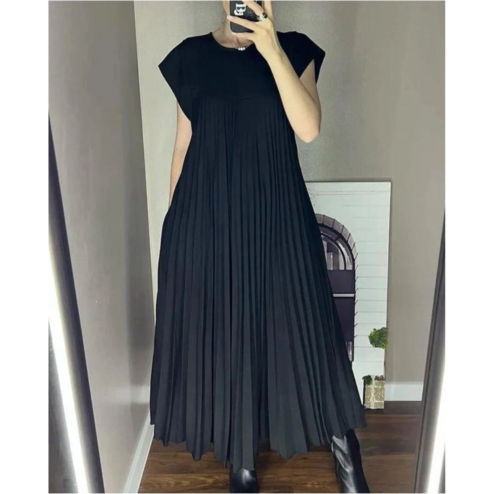 O-Neck sleeveless pleated elegant dress.