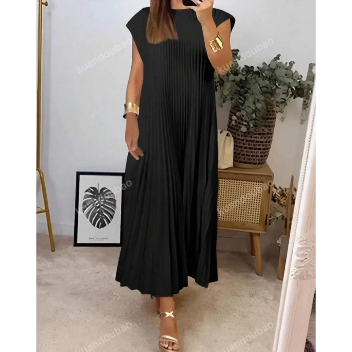 O-Neck sleeveless pleated elegant dress.